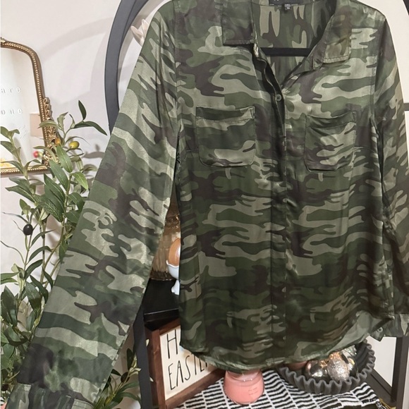 Sanctuary Green Camouflage button down Blouse size xs - Picture 3 of 7